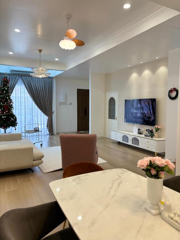 TV a/nebo společenská místnost v ubytování French Style Comfy Homestay Alor Setar 现代极简法式温馨民宿
