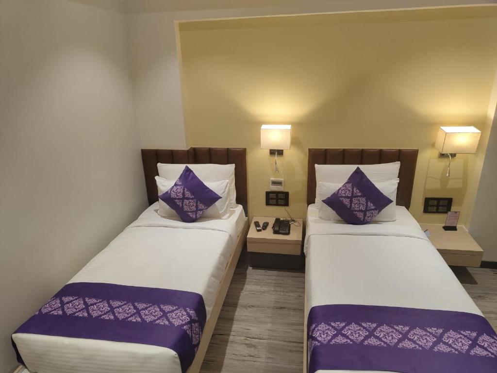 Purple Beds by VITS Dwarkesh, Surat - Chambre De Luxe Avec Lits Queen Ou Jumeaux
