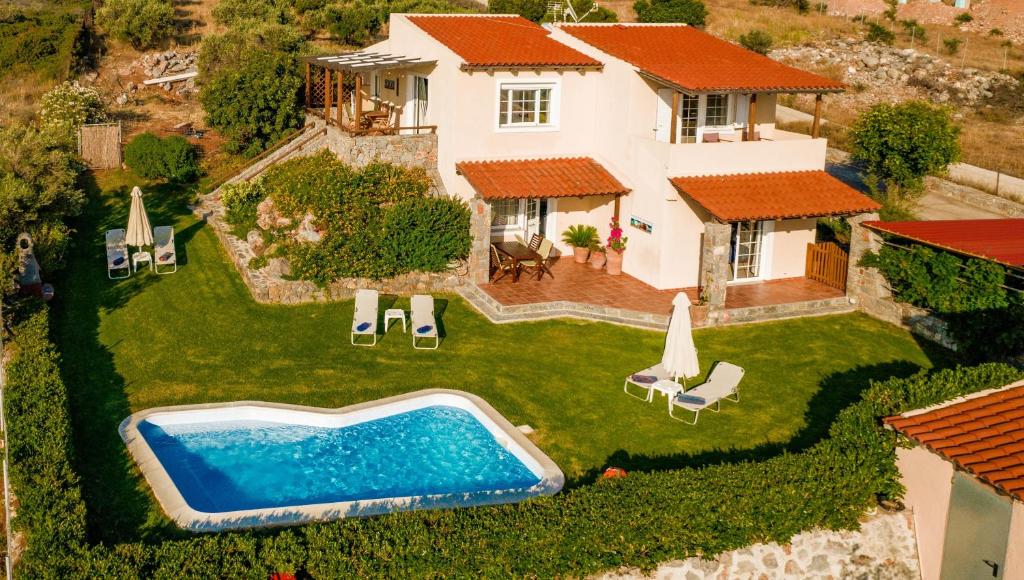 Bazén v ubytování Sissi Hills Villa nebo v jeho okolí