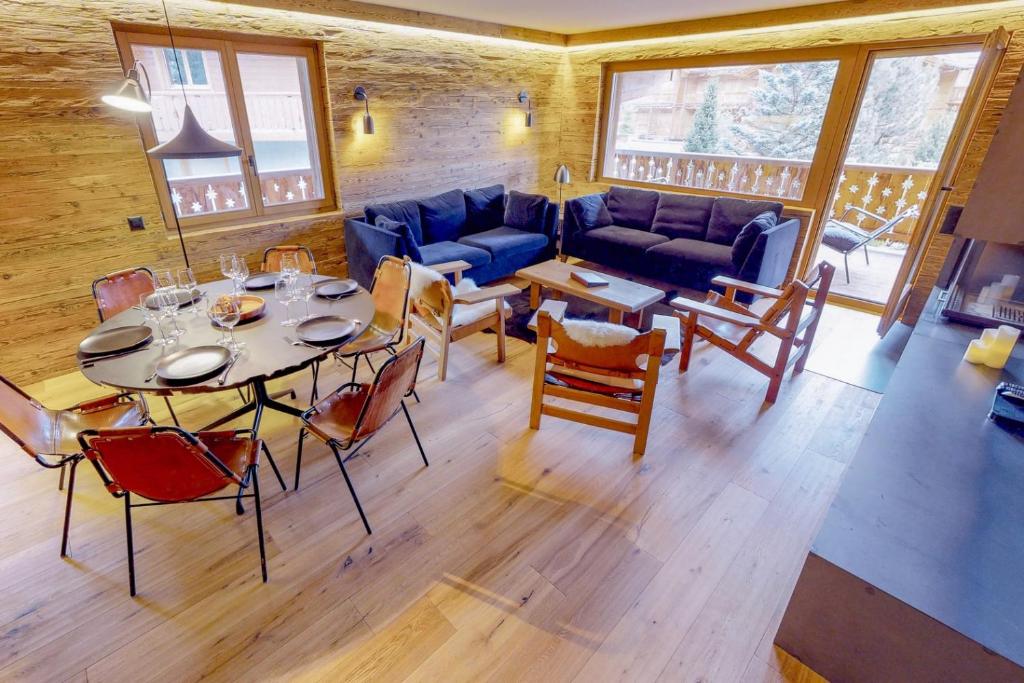 Rosalp 324 في فيربير: غرفة معيشة مع طاولة وأريكة زرقاء