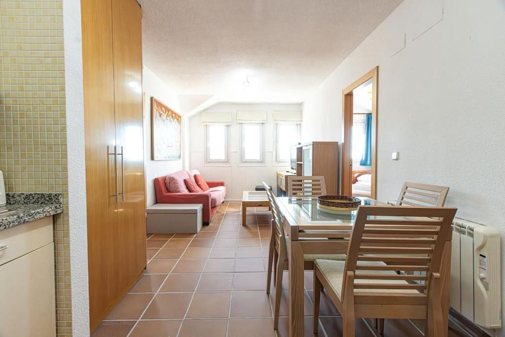 Una cocina y un comedor con mesa y sillas. en Holidays, Arttyfal, 2 Dormitorios para 4 personas, parking y wi-fi, en Sierra Nevada