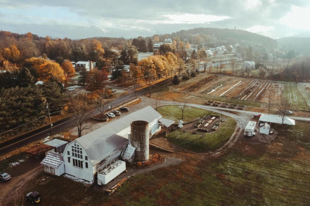 een luchtzicht op een boerderij met een gebouw bij The Farm at Glenwood Mountain 