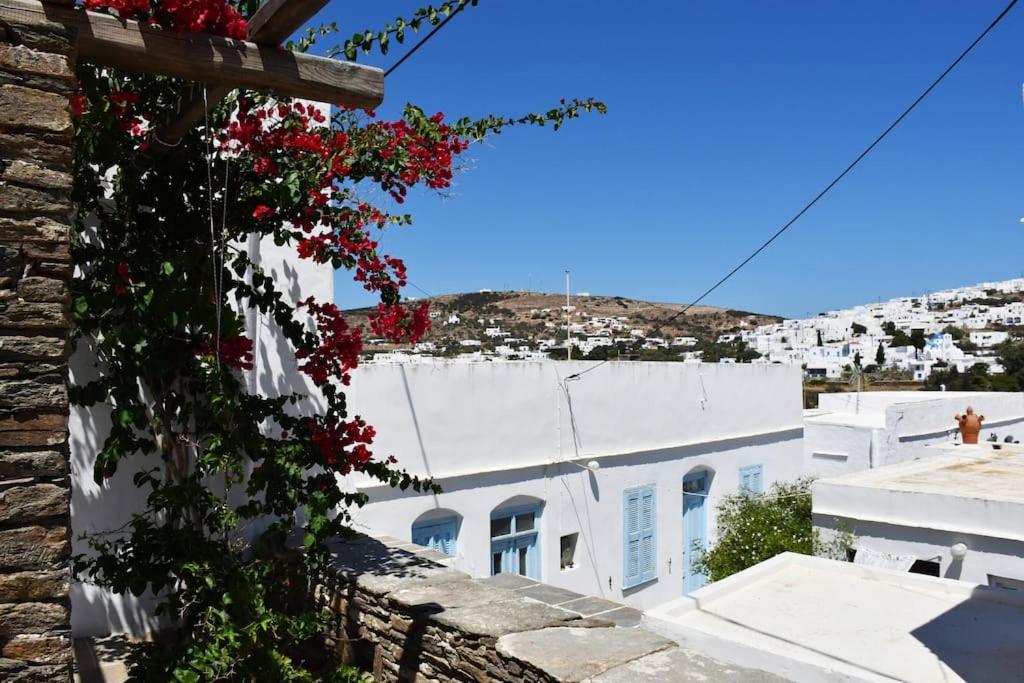 vistas a un edificio blanco con flores rojas en Fyrou- Serenity / Idyllic Traditional Experience, en Artemonas