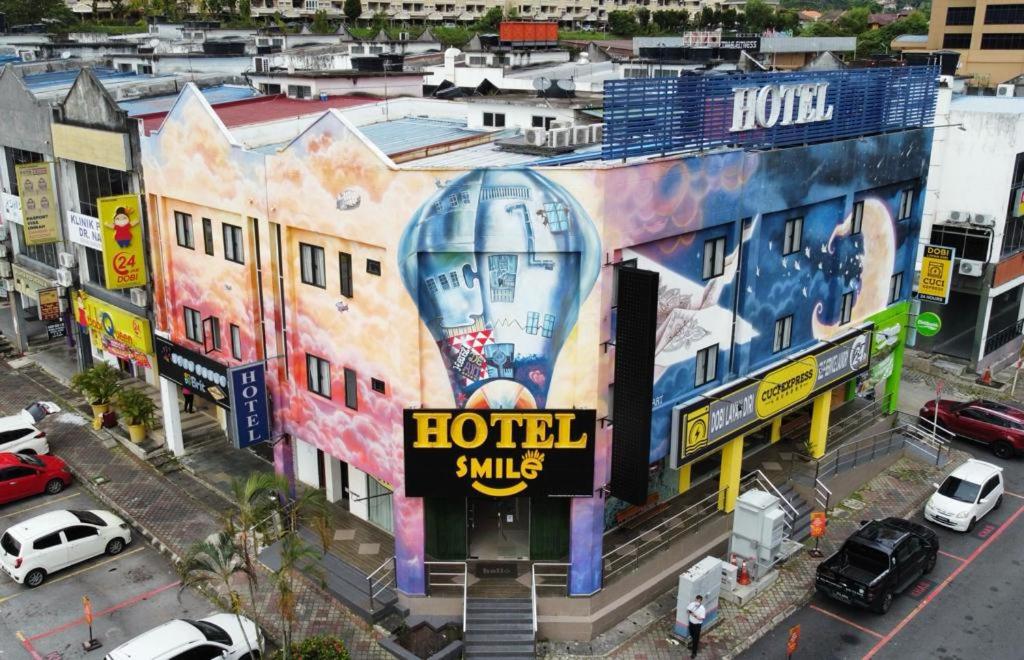 a building with a painting of a hot air balloon at Smile Hotel Shah Alam Seksyen 9 in Shah Alam