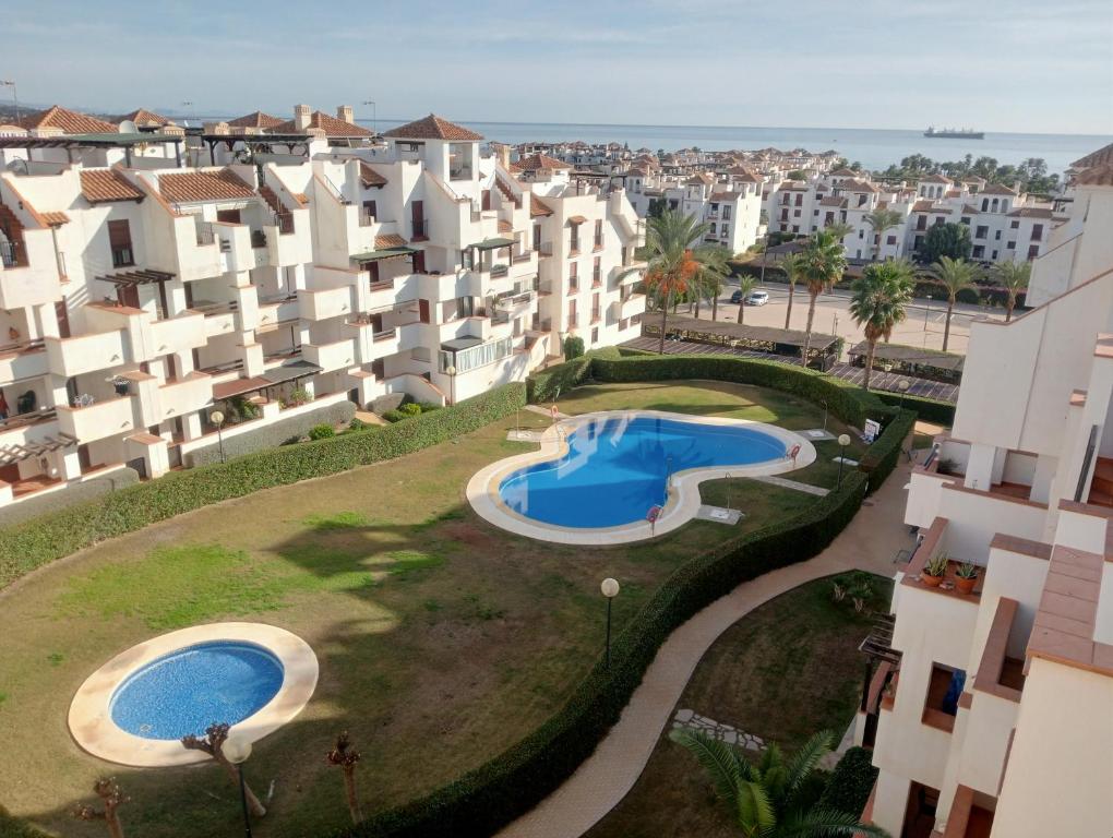 Vistas al mar de los edificios de apartamentos con piscina en Apartamento playas de Vera con vistas al mar, en Vera