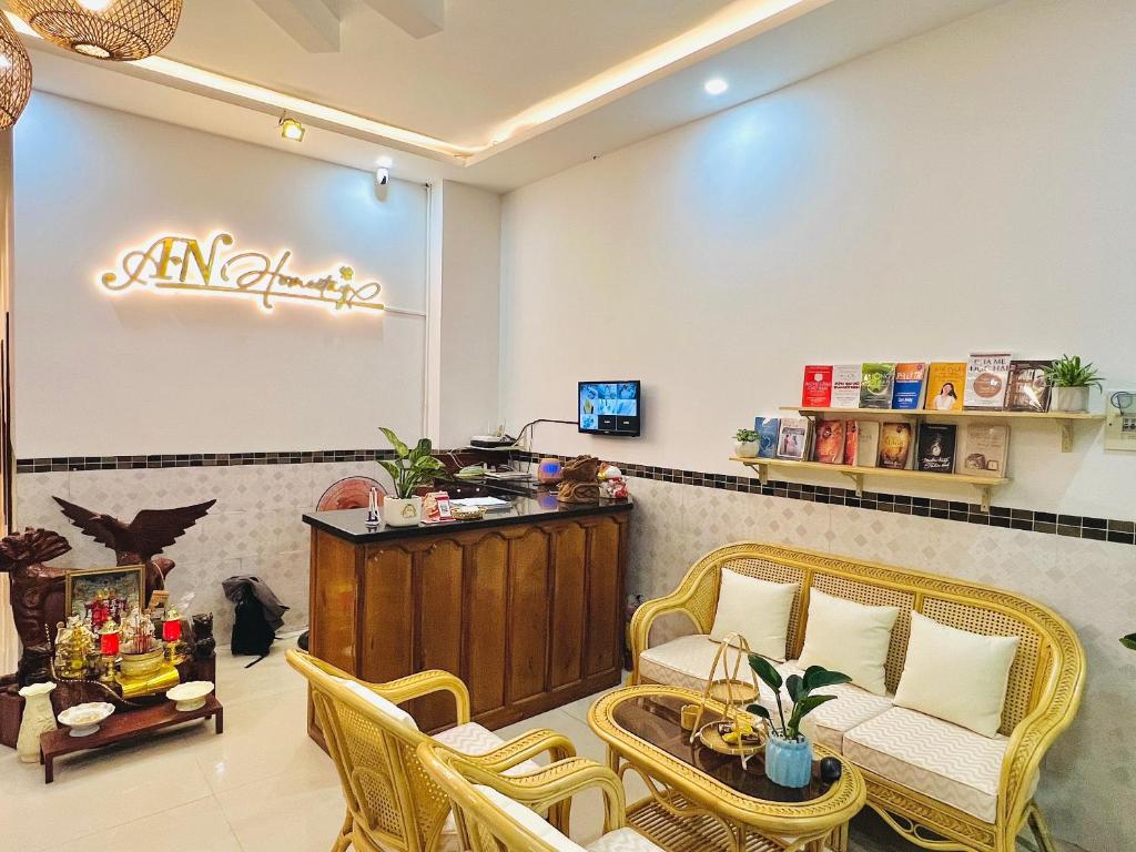 - une salle d'attente avec des chaises, un canapé et une table dans l'établissement A.N Homestay, à Phan Thiết