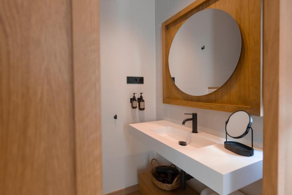 Malates Slow Boutique Hotel - Deluxe Double Room With Side Sea View