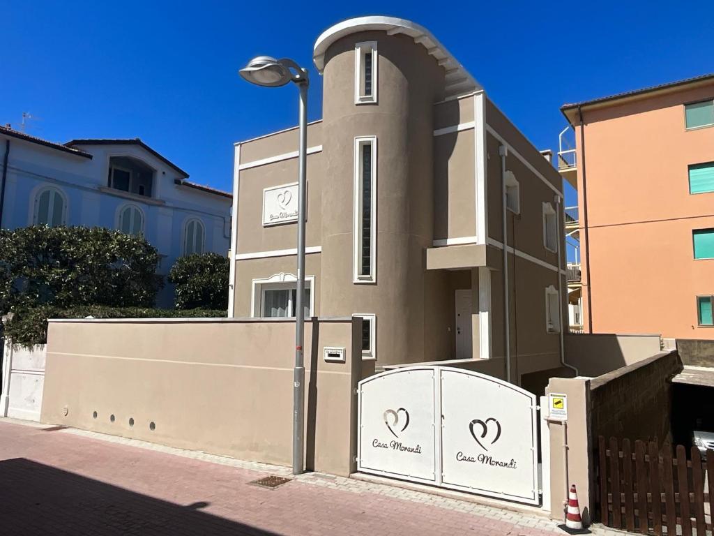 een gebouw met een poort en een straatlicht bij Casa Morandi SPIAGGIA in San Vincenzo