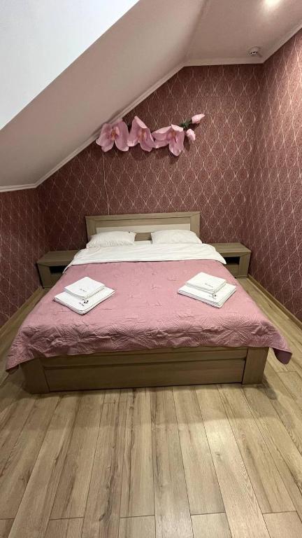Postel nebo postele na pokoji v ubytování Art house Hostel
