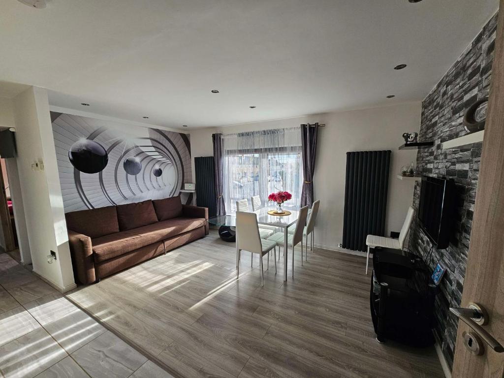 sala de estar con sofá y mesa en Modern Urban Haven: Stylish Getaway, en Knockmore