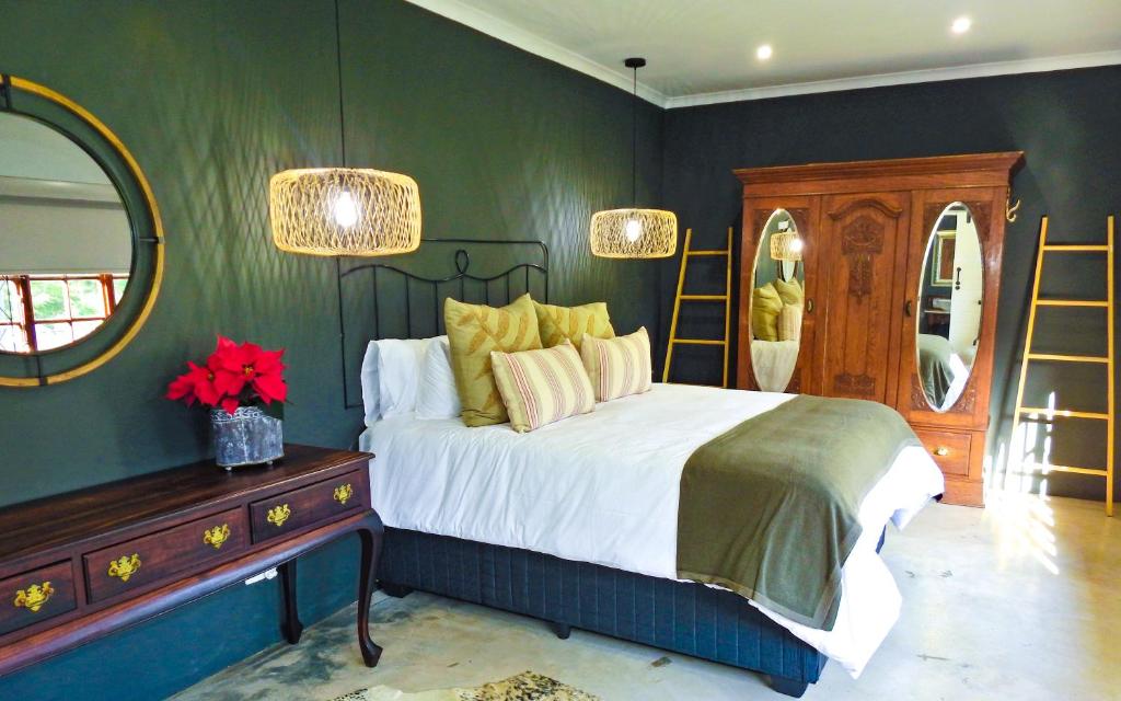 um quarto com uma cama grande e um espelho em 41 South B em Mtunzini