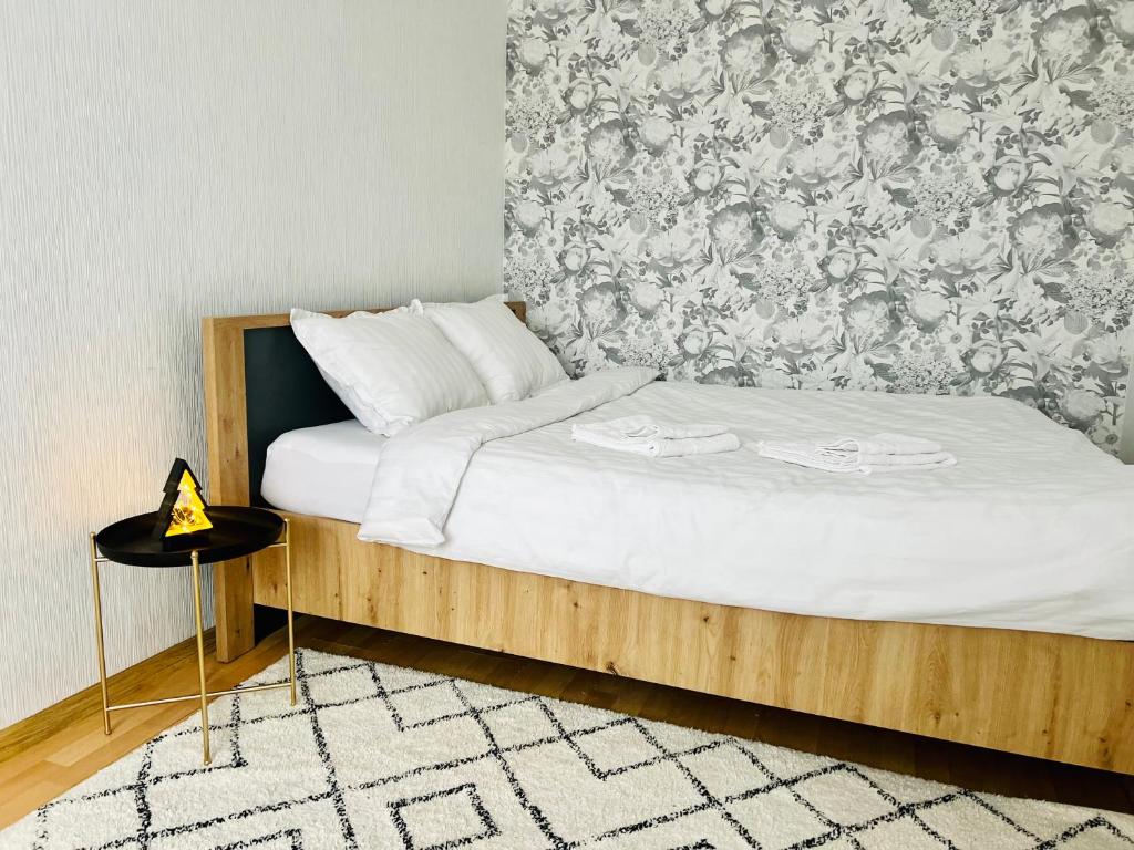sypialnia z drewnianym łóżkiem ze ścianą w obiekcie CityHeart Economy Nook w mieście Narwa