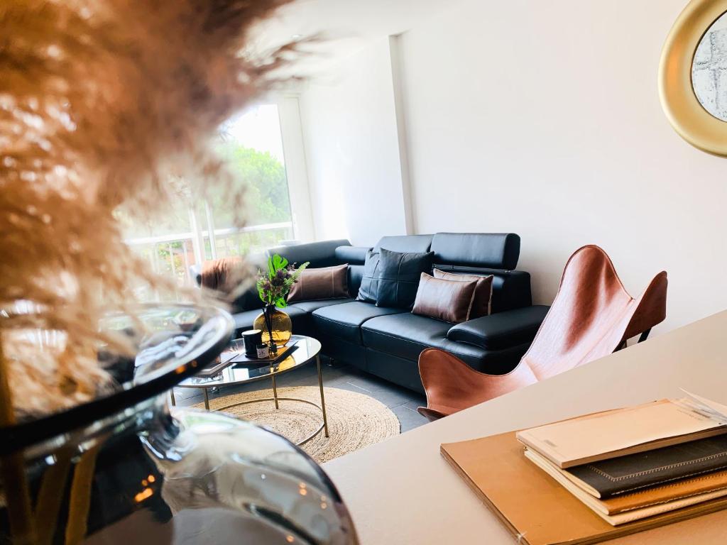 un salon avec un canapé et une table dans l'établissement Appartement en plein centre-ville, à proximité de toutes les commodités et à seulement 500m de la mer, à La Grande Motte
