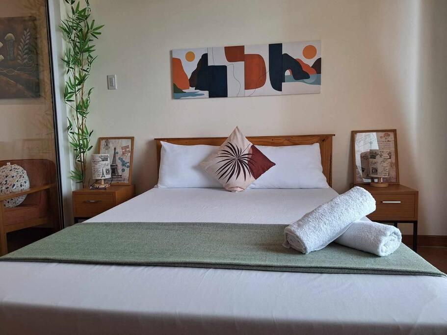 - une chambre avec un lit et 2 oreillers dans l'établissement Cozy 1BR with City and Nature View in Azure, à Manille