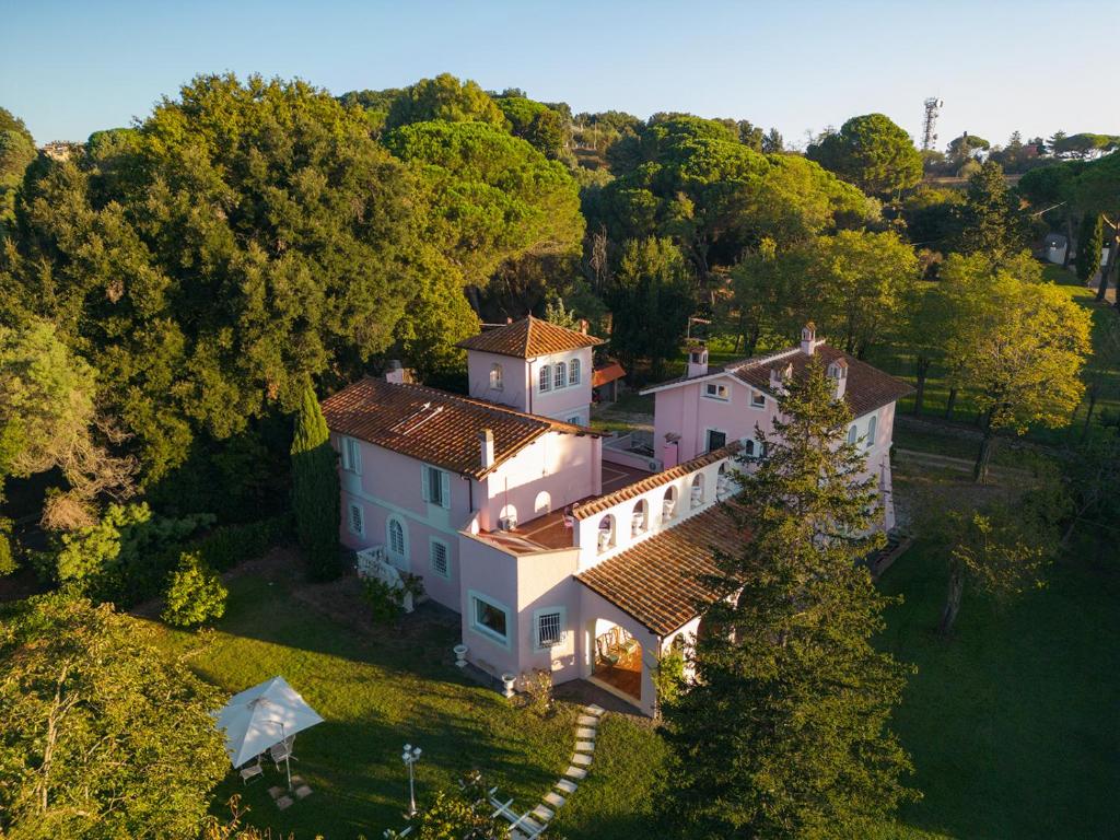 een luchtzicht op een huis in een bos bij VILLA TOJI luxury private - Adults only in Bracciano
