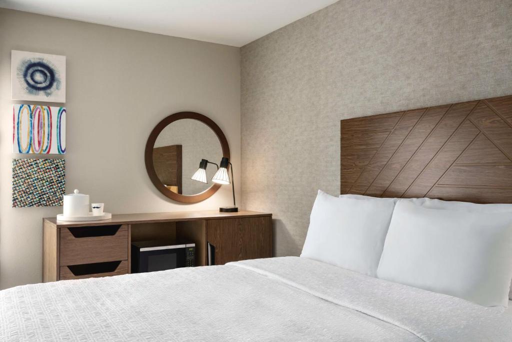 Hampton Inn Kansas City - Airport - Standard Queen Room