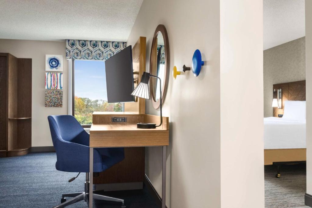 Hampton Inn Kansas City - Airport - King Room Mit Sofabett - Hören Zugänglich