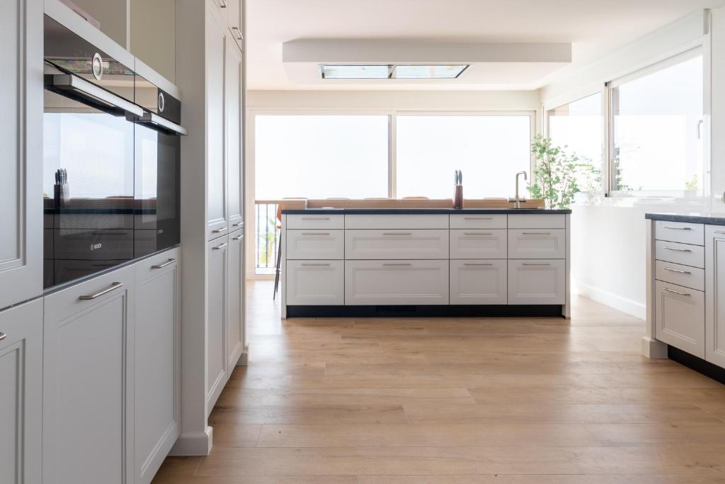 Kuchyň nebo kuchyňský kout v ubytování Villa Thorodin breathtaking 14P villa 1st line sea