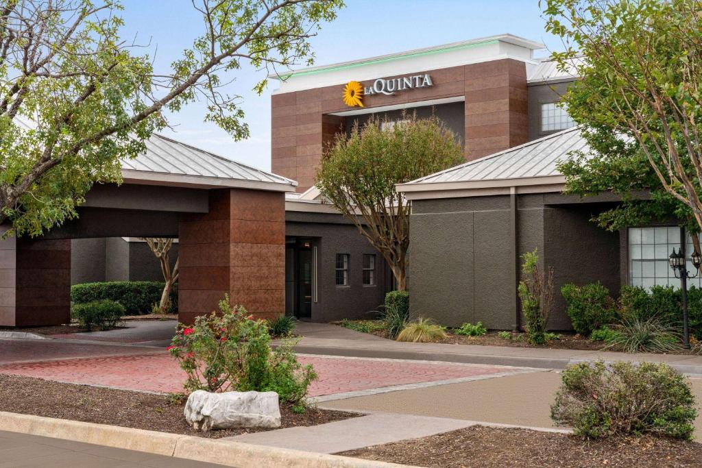 a building with a cat on top of it at La Quinta by Wyndham Round Rock North in Round Rock