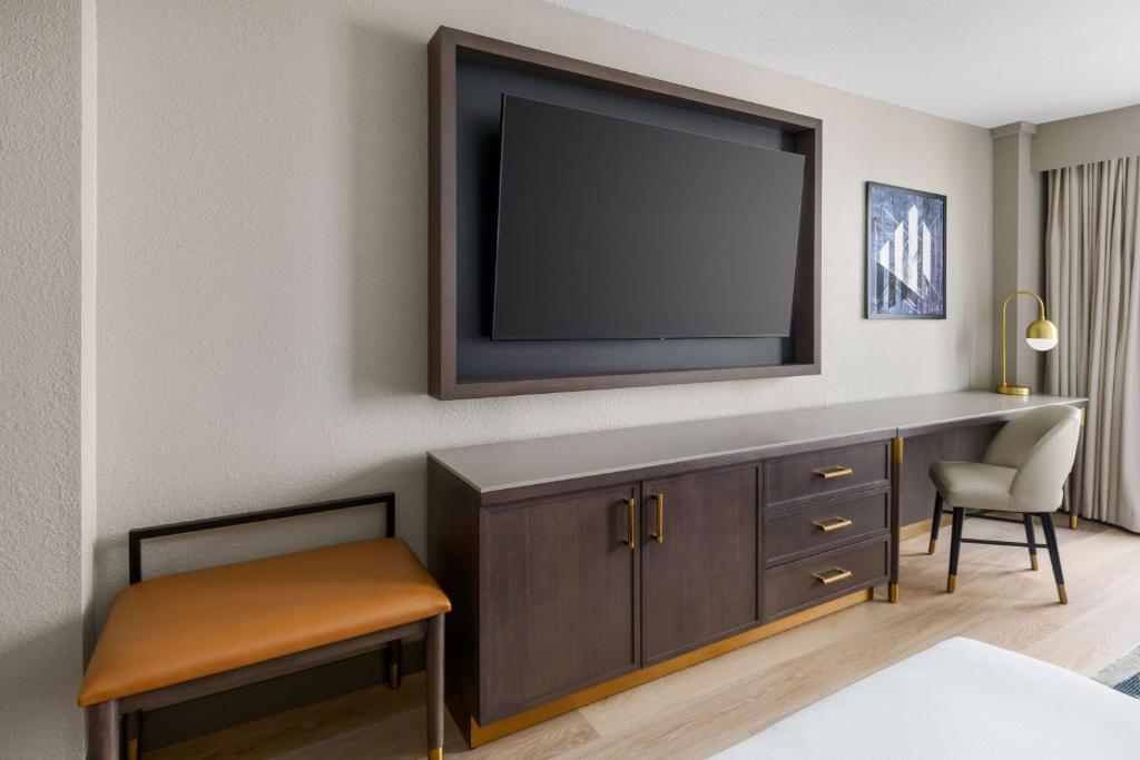 DoubleTree by Hilton Charlotte City Center - Deluxe King Room With Tina - Mobility Accesible