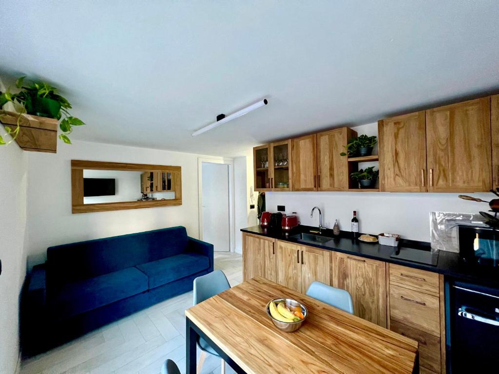 ein Wohnzimmer mit einem blauen Sofa und einem Tisch in der Unterkunft Cozy APT town centre, 2BTH and garage in Breuil-Cervinia
