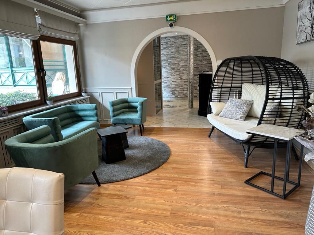 Posezení v ubytování Hotel Le Divona "au coeur de Divonne"
