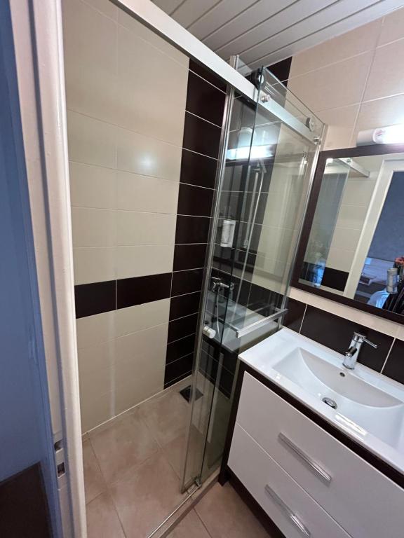Koupelna v ubytování Hotel Le Divona "au coeur de Divonne"