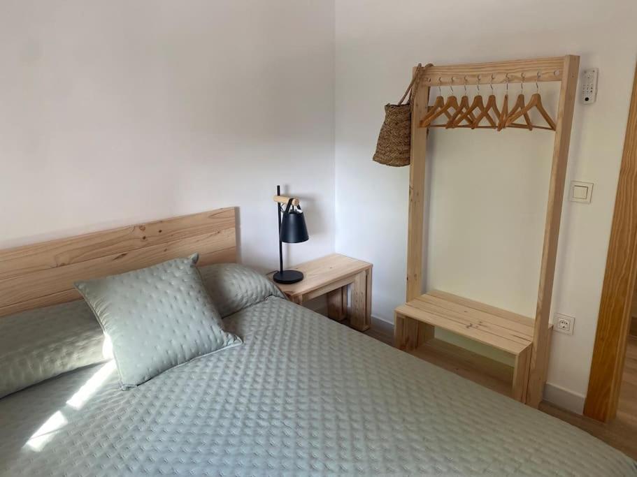 1 dormitorio con 1 cama y 1 lámpara en una mesa en Apartamento Laujar de Andarax en Laujar de Andarax