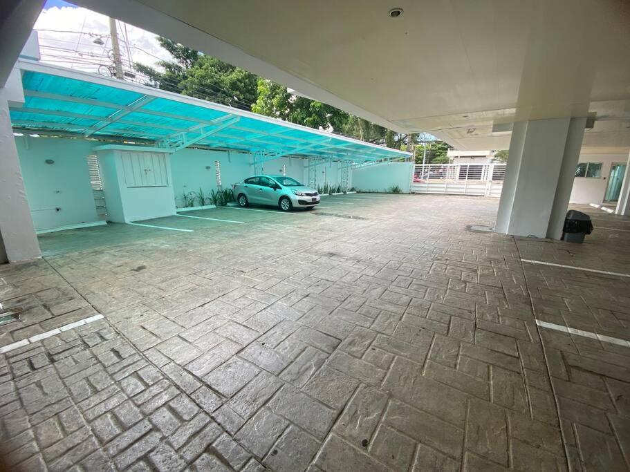 a parking lot with a car parked in it at Moderno practico y tranquilo in Santo Domingo