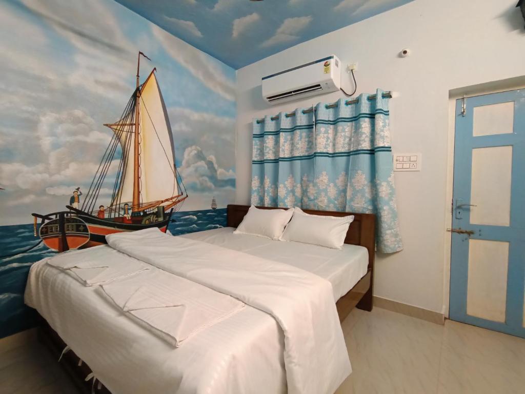 - une chambre avec un grand lit et un bateau peint sur le mur dans l'établissement Saghar House, à Visakhapatnam