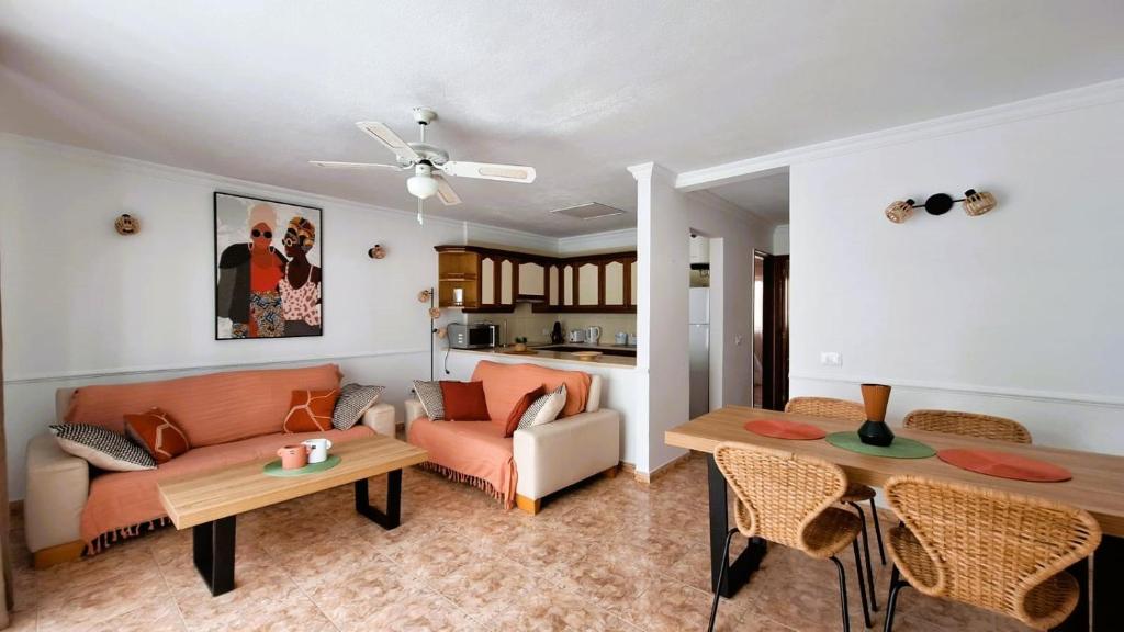 uma sala de estar com um sofá e uma mesa em FRANCY PLACE em Costa Del Silencio