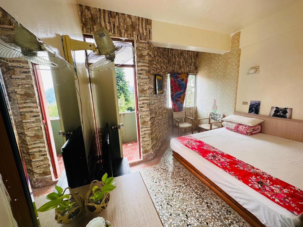 a bedroom with a bed and a tv in a room at Shi Bi Hotel in Gukeng