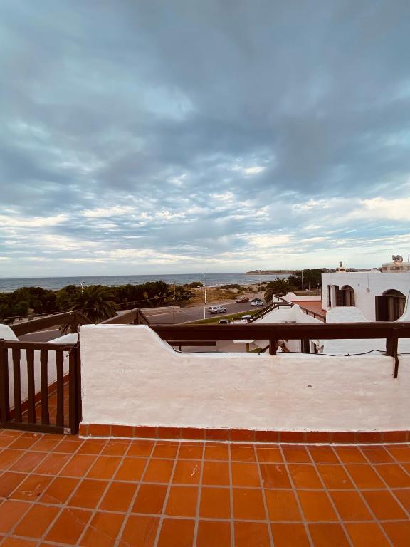 balcón con mesa y vistas a la calle en Brisas frente al mar en Puerto Madryn