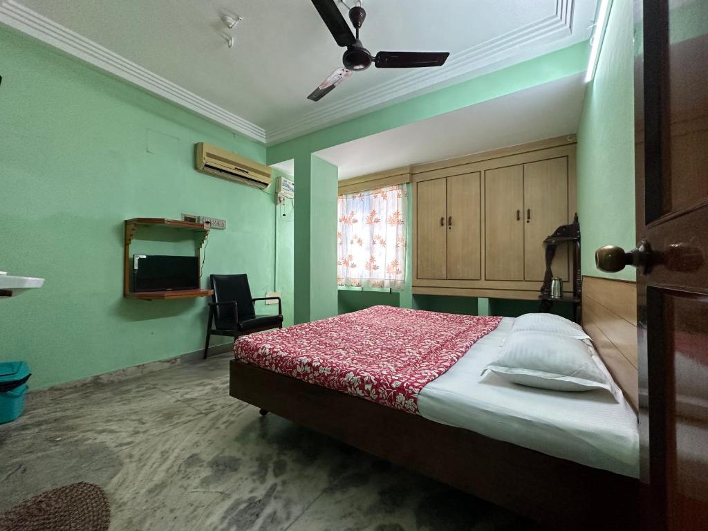 1 dormitorio con cama y espejo en The Kaya Rockview Trichy, en Tiruchchirāppalli