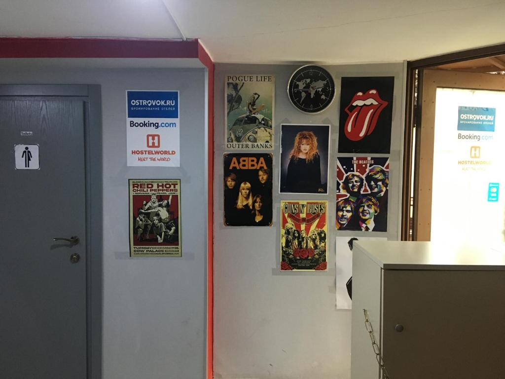 Kargi Youth Hostel في تبليسي: جدار عليه مجموعة ملصقات