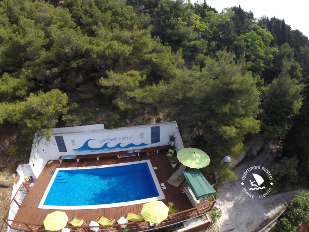 Bazén v ubytování Apartments Mistral nebo v jeho okolí