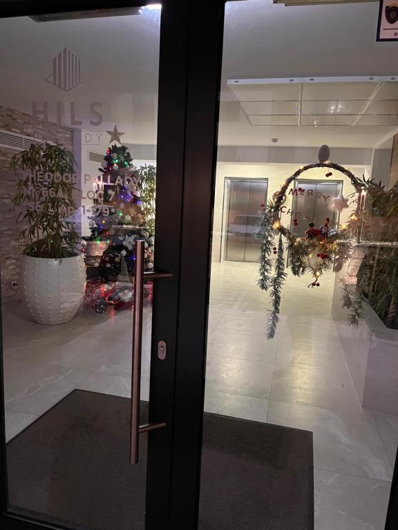 Una porta in un negozio con una vetrina natalizia di Premium HILS Pallady a Bucarest