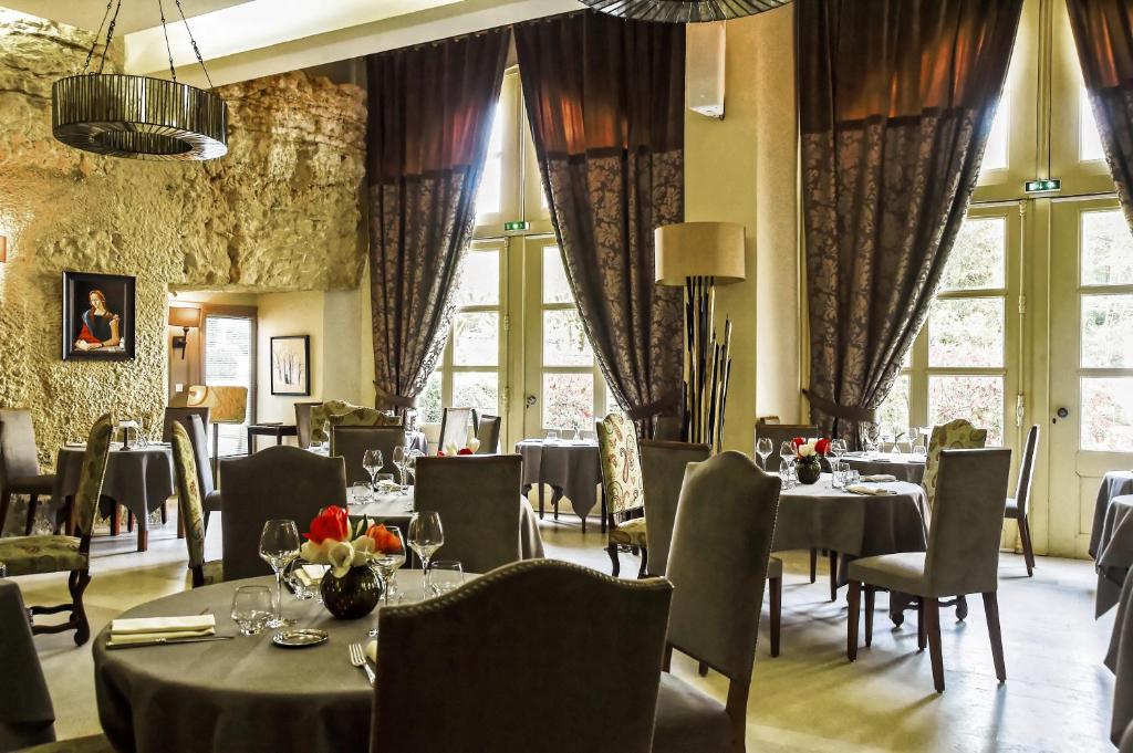 Restoran ili neka druga zalogajnica u objektu Château De Pray