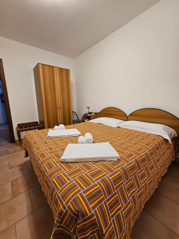 a hotel room with two towels on a bed at VILLA GLAUER - D'AMICO in Sestri Levante