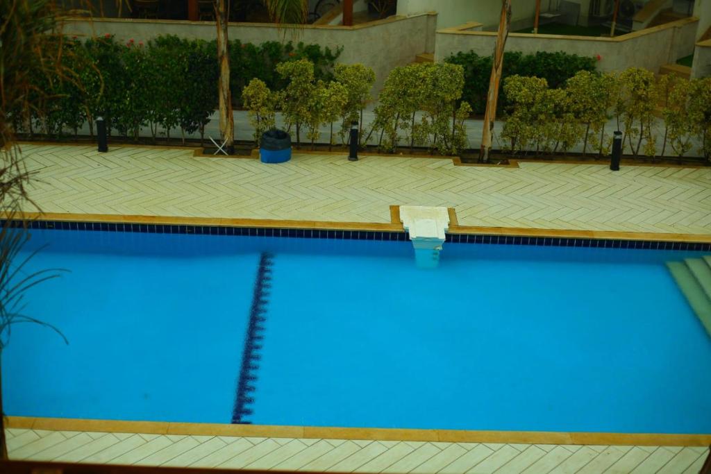 uma grande piscina com água azul num edifício em Porto said resort em `Ezbet Shalabi el-Rûdi