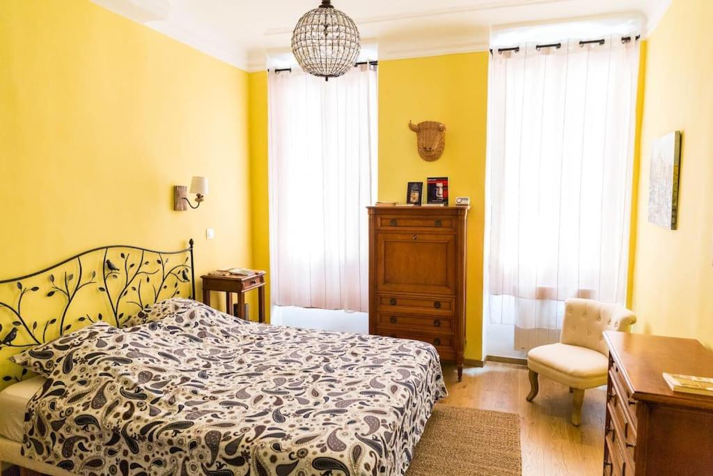 une chambre avec un lit, un bureau et une chaise dans l'établissement La Piboule - Au Coeur du Panier T2 -39m2, à Marseille