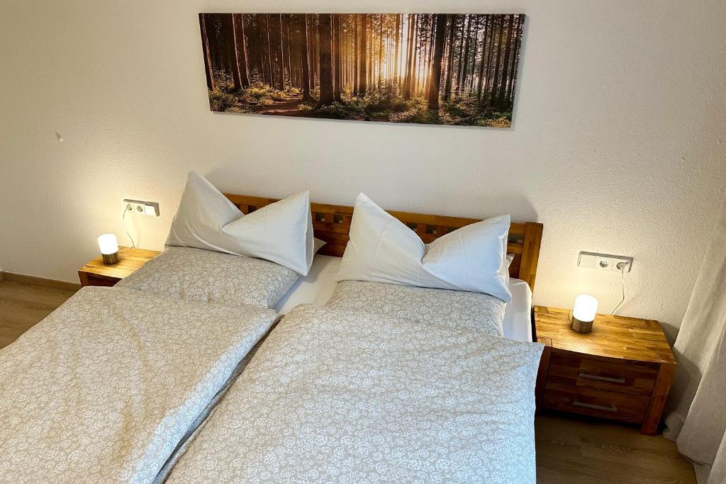 two beds in a room with two lights on the wall at Modernes Zwei-Zimmer-Apartment Chemnitz - Kaßberg in Chemnitz