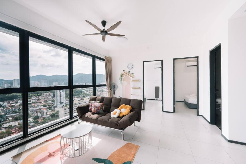 JelutongにあるNEW Infinity Pool Seaview 3Bedrooms 2Carparks 262のソファと大きな窓のあるリビングルーム