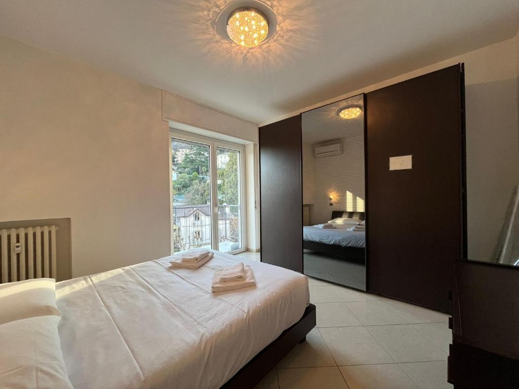 - une chambre avec un lit et une grande fenêtre dans l'établissement Dolce Dimora, à Stresa