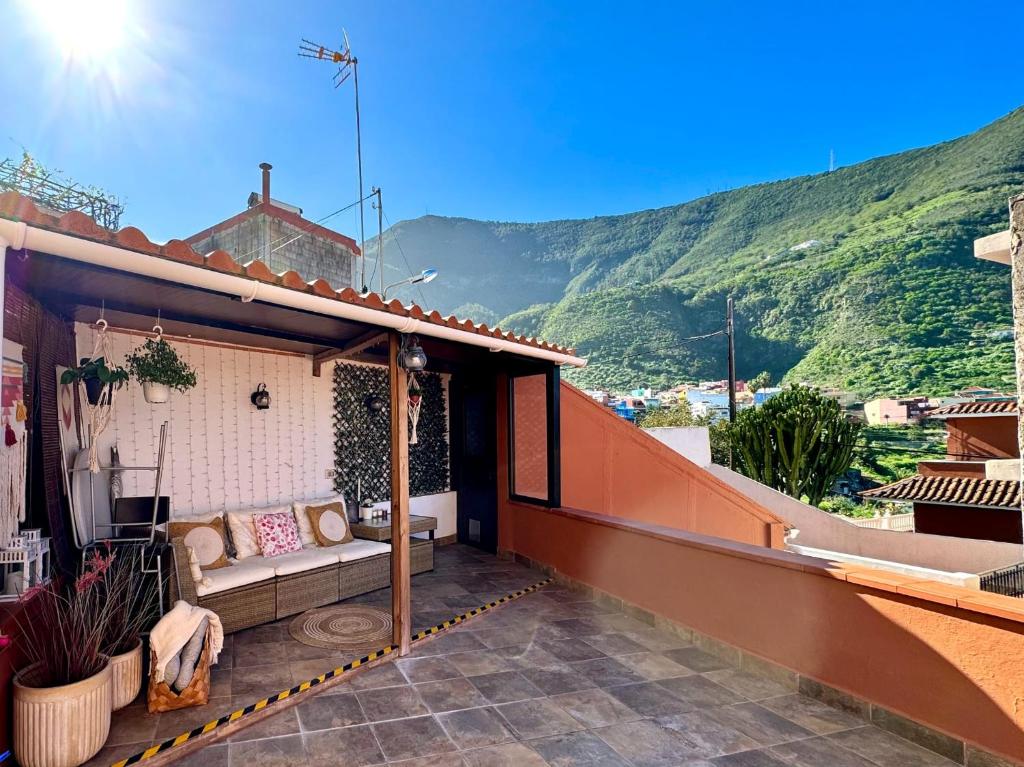 einen Balkon eines Hauses mit Couch drauf in der Unterkunft Precioso apartamento con terraza en piso superior in Los Realejos