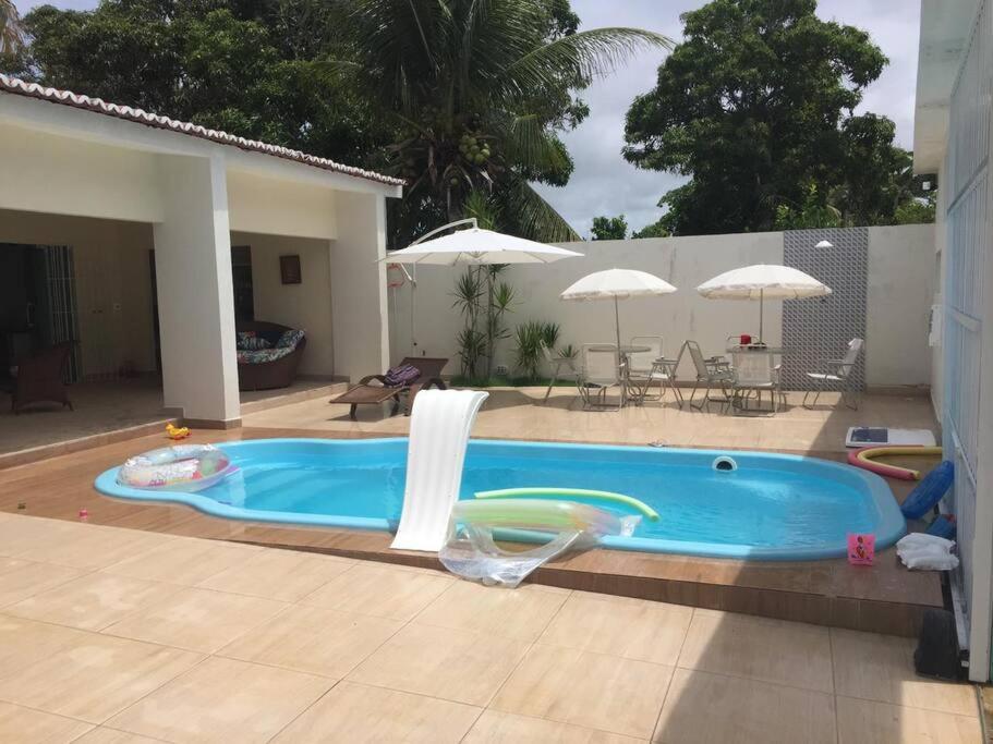 una piscina en un patio trasero con piscina en Casa em Tamandaré Próximo ao Mar, en Tamandaré
