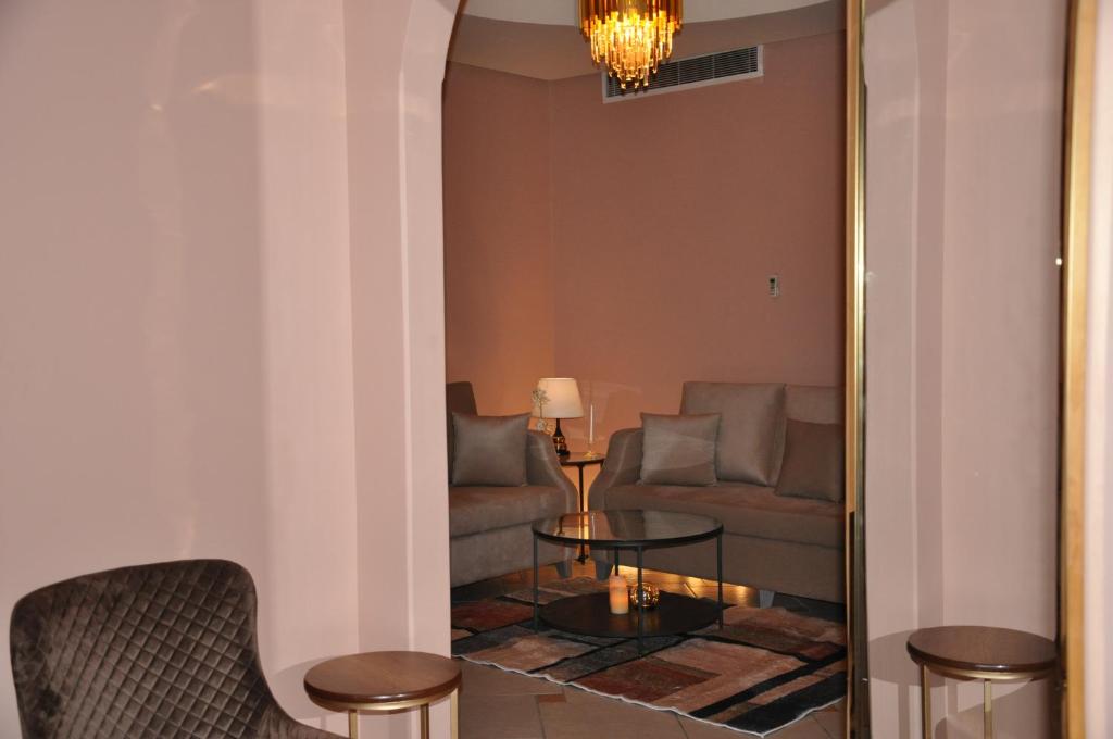 ein Wohnzimmer mit einem Sofa und einem Tisch in der Unterkunft Luxurious Hilltop Apartment 9 minutes from Haram in Mekka