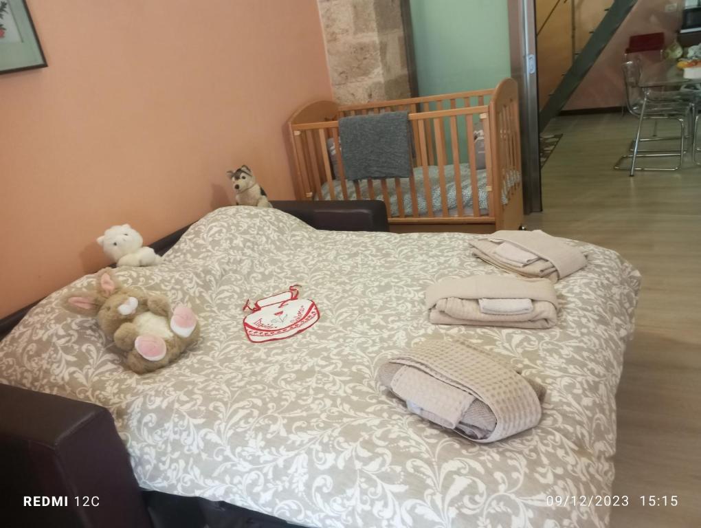 ein Bett mit ausgestopften Tieren darüber in der Unterkunft The Nest of Envy in Bari