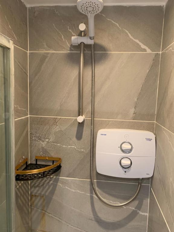 eine Dusche im Bad mit Duschkopf in der Unterkunft Parnell Place Apartments in Dublin