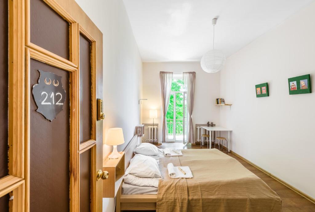 Postel nebo postele na pokoji v ubytování Downtown Forest Hostel & Camping